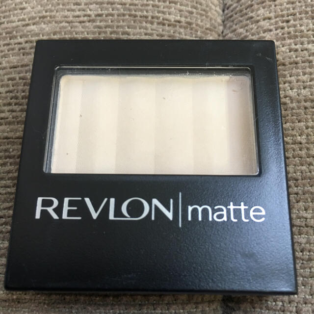 REVLON(レブロン)の美品 REVLON＊マットアイシャドウ001 コスメ/美容のベースメイク/化粧品(アイシャドウ)の商品写真