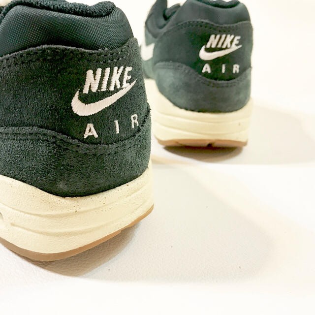 NIKE(ナイキ)の美品24NIKE AIRMAX1 ESSENTIALナイキエアマックス1 362 レディースの靴/シューズ(スニーカー)の商品写真