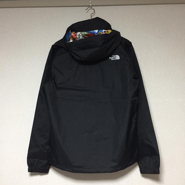 THE NORTH FACE(ザノースフェイス)の★海外限定 ノースフェイスマウンテンパーカー黒プリント柄Lウインドブレーカー★ メンズのジャケット/アウター(マウンテンパーカー)の商品写真