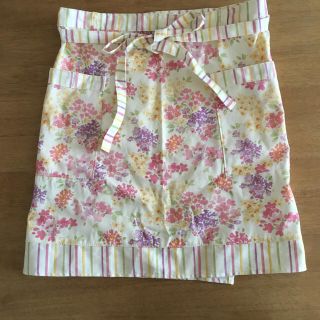 ローラアシュレイ(LAURA ASHLEY)の新品 タグ付き カフェエプロン(収納/キッチン雑貨)