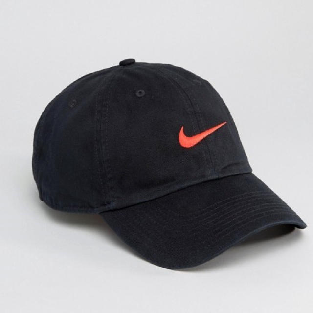 NIKE(ナイキ)の【限定希少】Nike（ナイキ）スウッシュキャップ　帽子 ブラックオレンジ メンズの帽子(キャップ)の商品写真