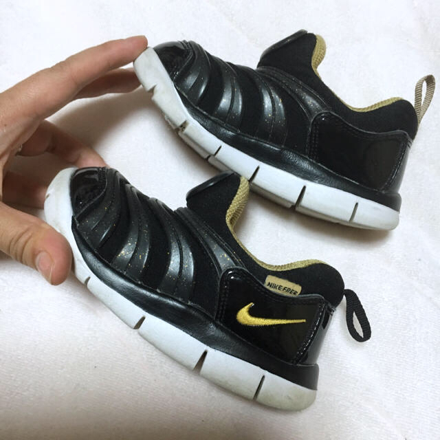 NIKE(ナイキ)のNIKE☆ダイナモフリー ブラック×ゴールド☆14cm キッズ/ベビー/マタニティのベビー靴/シューズ(~14cm)(スニーカー)の商品写真