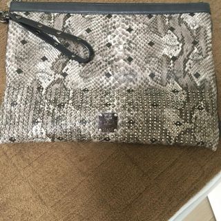 エムシーエム(MCM)のMCM♡パイソン柄クラッチバッグ(クラッチバッグ)