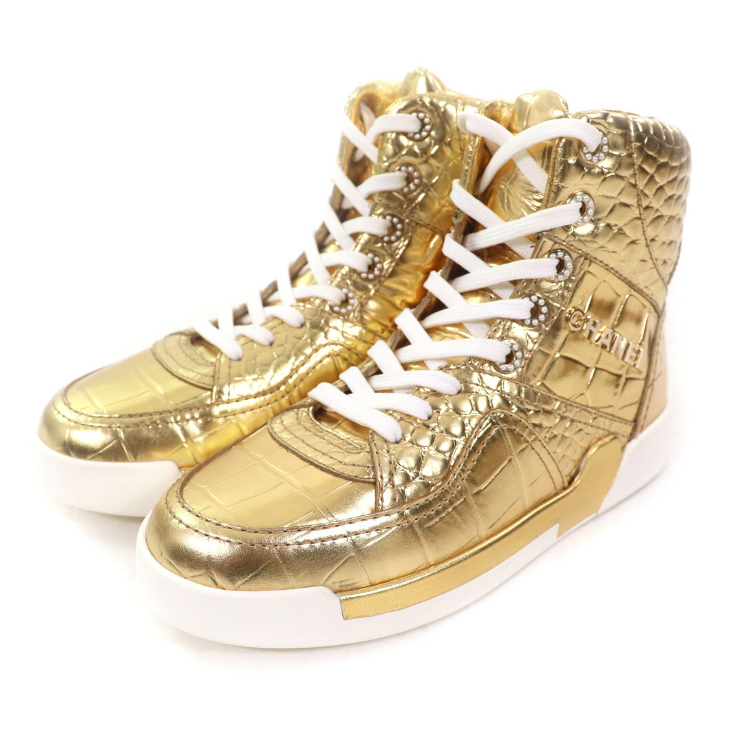 CHANEL(シャネル)の未使用品★CHANEL シャネル 19A G35079 クロコダイル型押し ロゴプレート Fパール付 レースアップ ハイカットスニーカー ゴールド 37 保存袋付き イタリア製 レディース レディースの靴/シューズ(スニーカー)の商品写真