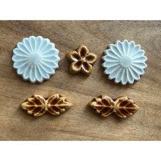 【新品】お花と葉っぱの箸置き(5つ)(テーブル用品)