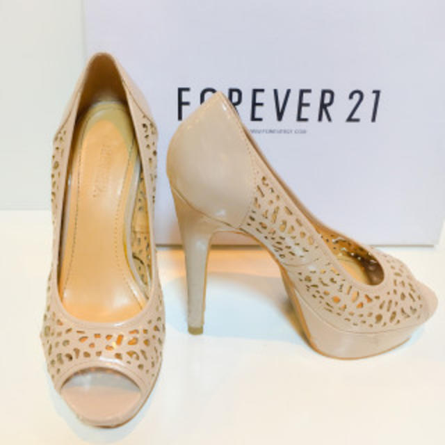 FOREVER 21(フォーエバートゥエンティーワン)の4/16まで！23cm ベージュ パンプス レディースの靴/シューズ(ハイヒール/パンプス)の商品写真