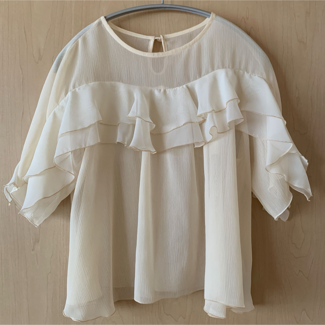 Lily Brown(リリーブラウン)のLily Brown リリーブラウン フリル付き アイボリー 半袖ブラウス レディースのトップス(シャツ/ブラウス(半袖/袖なし))の商品写真