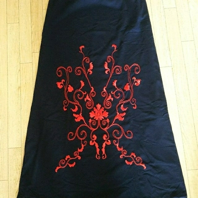 VIVIENNE TAM(ヴィヴィアンタム)のミンサー様専用　vivienne tam刺繍マキシ　H&Mサロペ レディースのスカート(ロングスカート)の商品写真