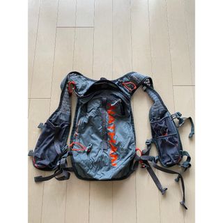 NATHAN バックパック ランニング　トレイル　ベスト　グレー　7L(ランニング/ジョギング)
