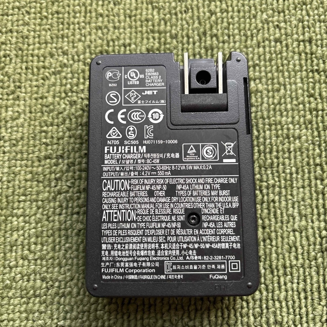 富士フイルム(フジフイルム)の1422 富士フィルム FUJIFILM BC-45W 充電器 バッテリー付き スマホ/家電/カメラのカメラ(コンパクトデジタルカメラ)の商品写真