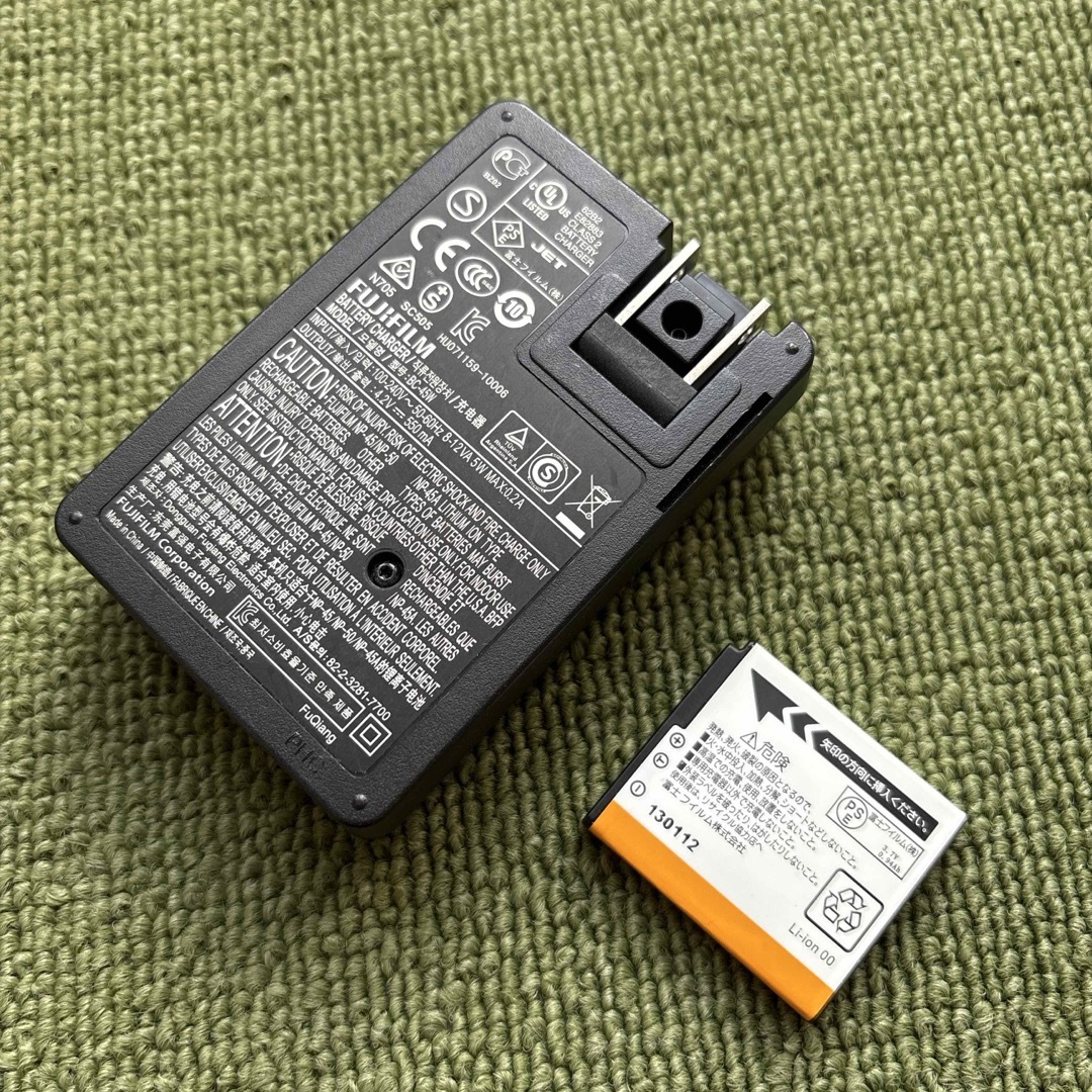 富士フイルム(フジフイルム)の1422 富士フィルム FUJIFILM BC-45W 充電器 バッテリー付き スマホ/家電/カメラのカメラ(コンパクトデジタルカメラ)の商品写真