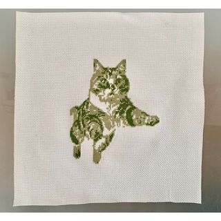 三毛猫　ハンドメイド　クロスステッチ完成品　グリーン　刺繍　猫　クロスステッチ