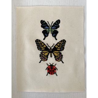 昆虫　ハンドメイド　クロスステッチ完成品　蝶々　てんとう虫　刺繍　蝶　虫　