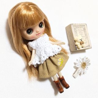 プチブライス【肩フリルニット×マーガレットの刺繍スカート】