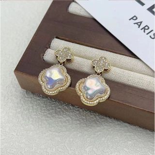 四つ葉のクローバーピアス　パールピアス　韓国ファッション(ピアス)