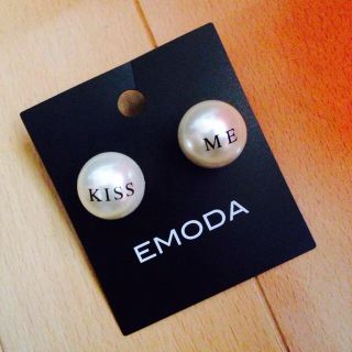 エモダ(EMODA)のエモダ kissmeパールピアス(ピアス)