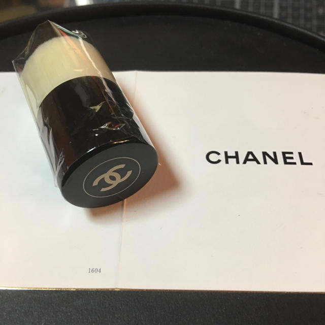 CHANEL(シャネル)のシャネル 未使用新品 ミニカブキブラシ コスメ/美容のスキンケア/基礎化粧品(フェイスローラー/小物)の商品写真