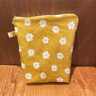 ハンドメイド マスタード色のお花柄の保冷ポーチ ネックリング入れなど