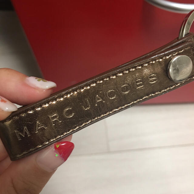 MARC JACOBS(マークジェイコブス)のマークジェイコブス♡ロゴキーホルダー♡ゴールドブラウン レディースのファッション小物(キーホルダー)の商品写真