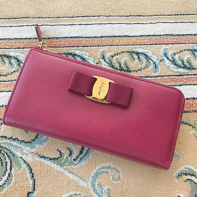 Ferragamo(フェラガモ)のフェラガモ 長財布 箱付き！ レディースのファッション小物(財布)の商品写真