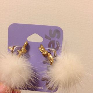 クレアーズ(claire's)のClaire's ラビット ファー ピアス(ピアス)