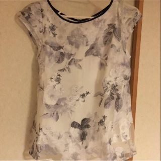 ジャスグリッティー(JUSGLITTY)の新品 JUSGLITTY フラワーブラウス(シャツ/ブラウス(半袖/袖なし))