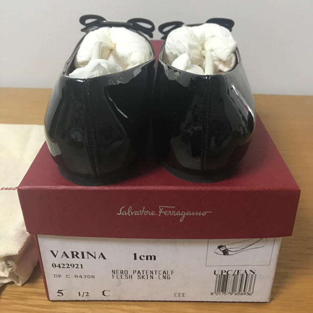 Salvatore Ferragamo(サルヴァトーレフェラガモ)のフェラガモ ferragamo VARINA リボン エナメル バレエシューズ レディースの靴/シューズ(バレエシューズ)の商品写真