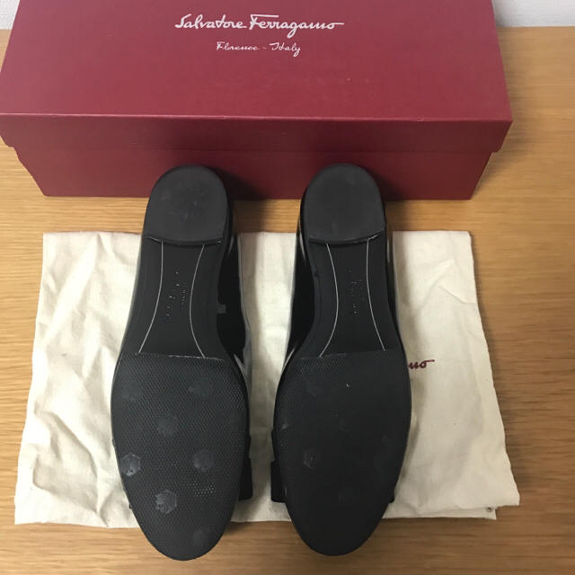 Salvatore Ferragamo(サルヴァトーレフェラガモ)のフェラガモ ferragamo VARINA リボン エナメル バレエシューズ レディースの靴/シューズ(バレエシューズ)の商品写真