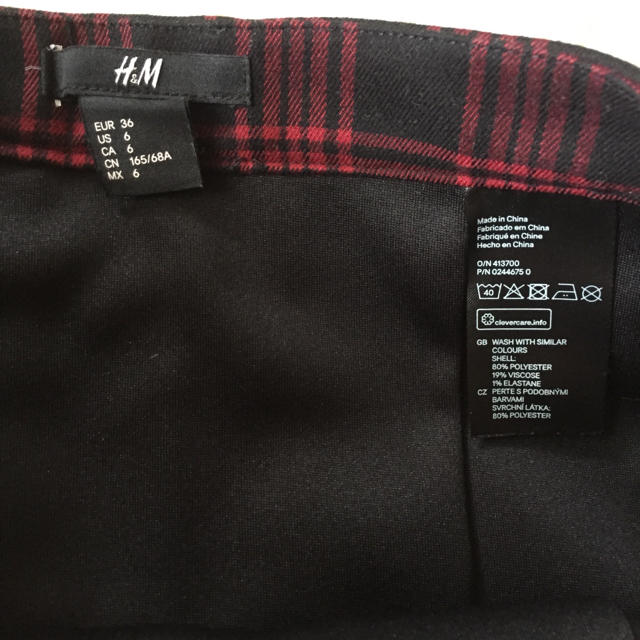 H&M(エイチアンドエム)のH&M タータンチェック 赤 黒 レディースのスカート(ミニスカート)の商品写真