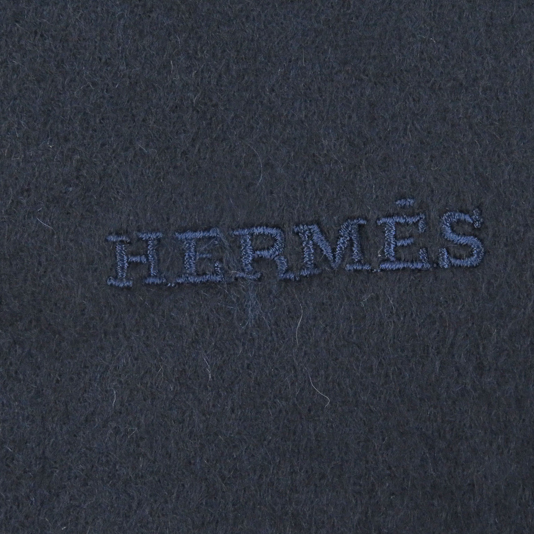 HERMES(エルメス)の未使用品□HERMES エルメス カシミヤ100% ロゴエンブロイダリー 刺繍 フリンジマフラー ショール ネイビー 箱付き 英国製 メンズ メンズのファッション小物(マフラー)の商品写真