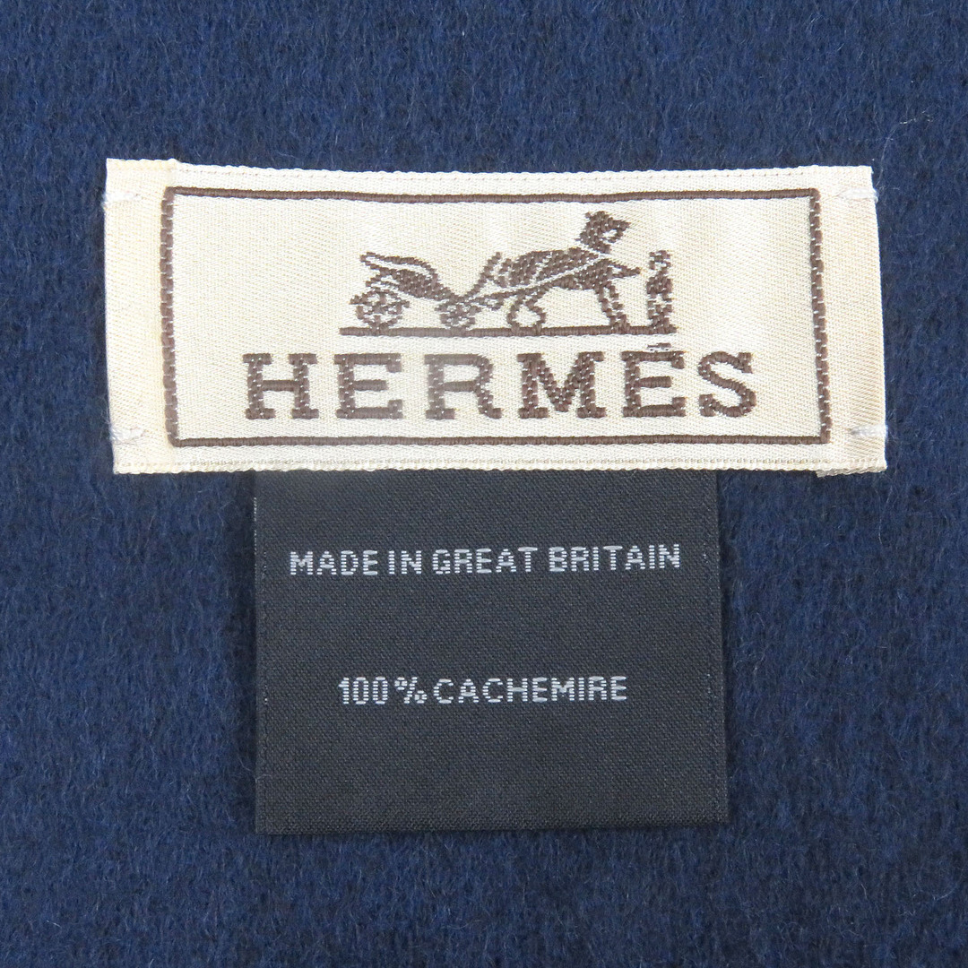 HERMES(エルメス)の未使用品□HERMES エルメス カシミヤ100% ロゴエンブロイダリー 刺繍 フリンジマフラー ショール ネイビー 箱付き 英国製 メンズ メンズのファッション小物(マフラー)の商品写真