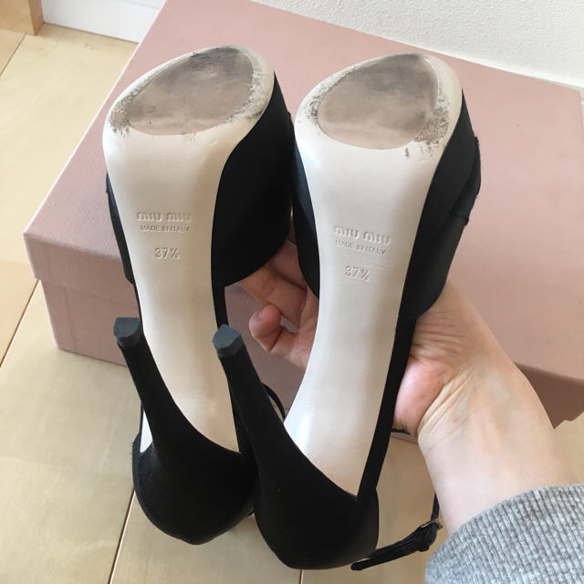 miumiu(ミュウミュウ)の超美品♥️ miumiu ビジュー付きヒールパンプス レディースの靴/シューズ(ハイヒール/パンプス)の商品写真