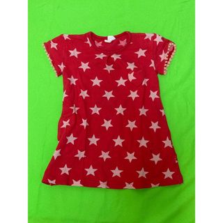 ダディオーダディー(daddy oh daddy)の赤い星柄のフリル付きTシャツ、可愛いデザインで普段使いに最適(ワンピース)