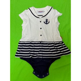 ボタン付きのストライプデザイン、ウサギとアンカー刺繍が特徴のベビー服