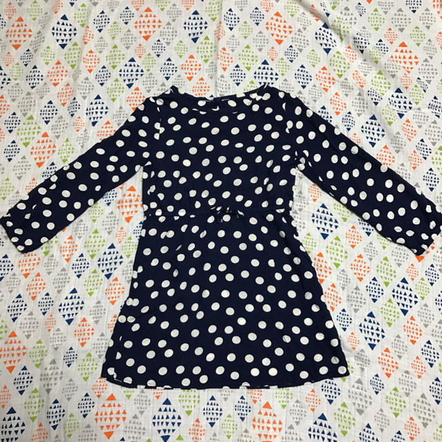 H&M(エイチアンドエム)のネイビー ドットワンピース 110 キッズ/ベビー/マタニティのキッズ服女の子用(90cm~)(ワンピース)の商品写真