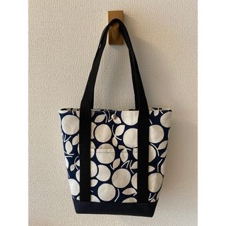ハンドメイド 花柄トートバッグ 北欧風 ネイビー×ホワイト 少々訳あり