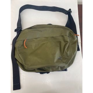 アークテリクス(ARC'TERYX)のB　アークテリスクス　メッセンジャーバッグ　Arro8 　カーキ(メッセンジャーバッグ)