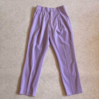 イエナ(IENA)のIENA タックテーパードパンツ パープル ラベンダー 紫 パステル 日本製 S(カジュアルパンツ)