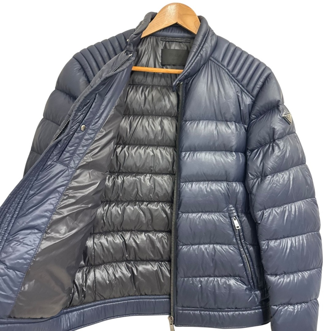 PRADA(プラダ)の良品 PRADA プラダ トライアングルロゴプレート ダウンジャケット サイズ48 ネイビー メンズ 古着 中古 USED メンズのジャケット/アウター(ダウンジャケット)の商品写真