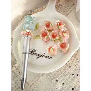 赤色の花装飾ペイントビーズ　16㎜　1個110円