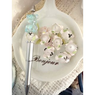 白色の花装飾ペイントビーズ　16㎜　1個110円