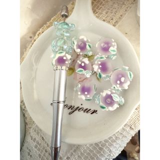 紫色の花装飾ペイントビーズ　16㎜　1個110円