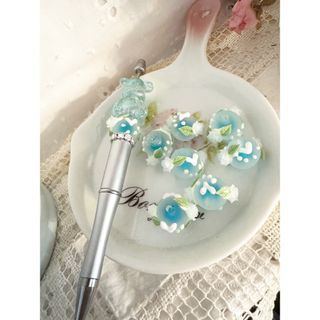 青色の花装飾ペイントビーズ　16㎜　1個110円
