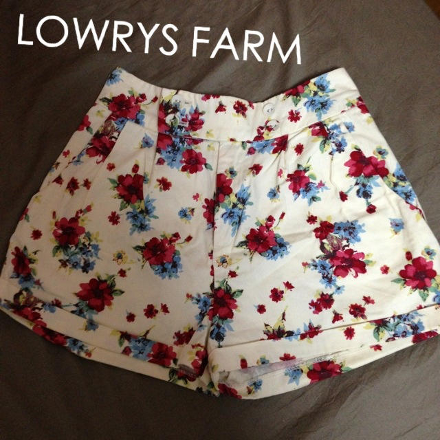 LOWRYS FARM(ローリーズファーム)のLOWRYSFARM＊花柄ショートパンツ レディースのパンツ(ショートパンツ)の商品写真