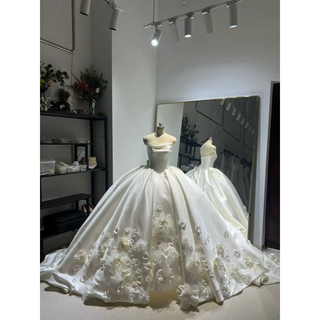 送料無料！ウェディングドレス ビスチェドレス プリンセスライン 花モチーフ 花嫁(ウェディングドレス)