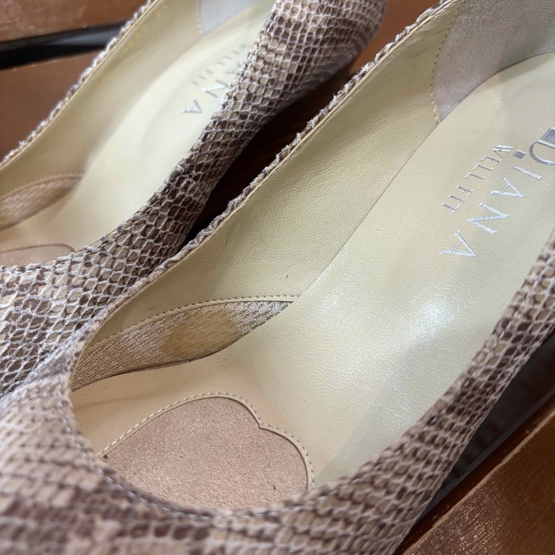 DIANA(ダイアナ)のDIANA WELL FIT パイソン ウェッジヒール パンプス ベージュ レディースの靴/シューズ(ハイヒール/パンプス)の商品写真