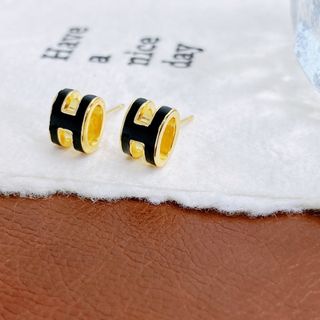 Hピアス クラシックな文字デザイン かわいいファッション ブラック