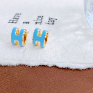 Hピアス クラシックな文字デザイン かわいいファッション 水色(ピアス)