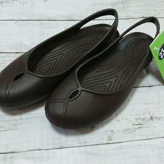 クロックス(crocs)の【新品】クロックス オリビア エスプレッソ  W7(23cm)(サンダル)