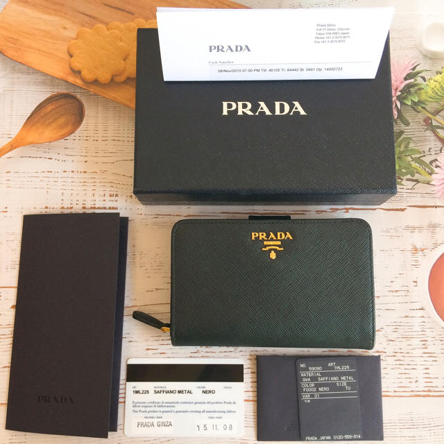 PRADA(プラダ)の二つ折りウォレットPRADA プラダ ブラック 美品 レディースのファッション小物(財布)の商品写真